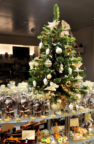 Kleines Weihnachtsbäumchen auf Geschenktisch