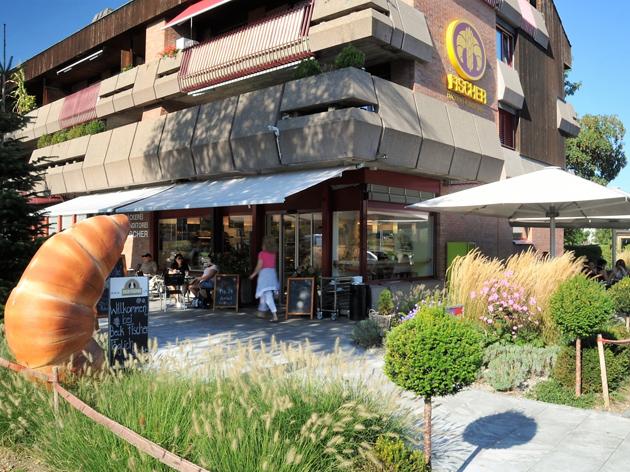 Überblick Ladeneingang mit neu gestalteter Terrasse