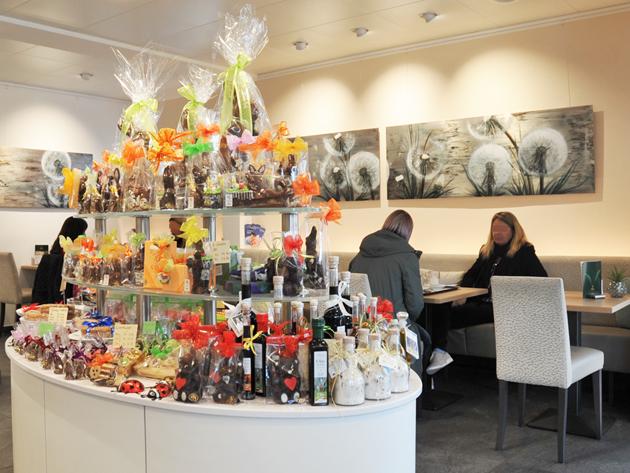 Cafeteria und Präsentationsregal